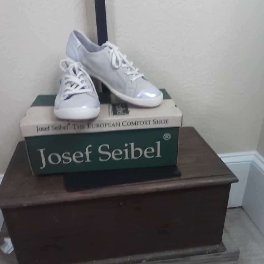 9. NWT SIZE 6/7 Josef Seibel Women's White and Gray Sneakers - Picture 2 of 5